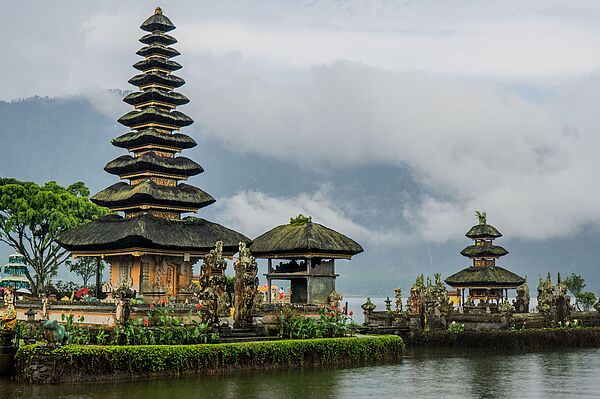 Indonesischer Tempel am Wasser