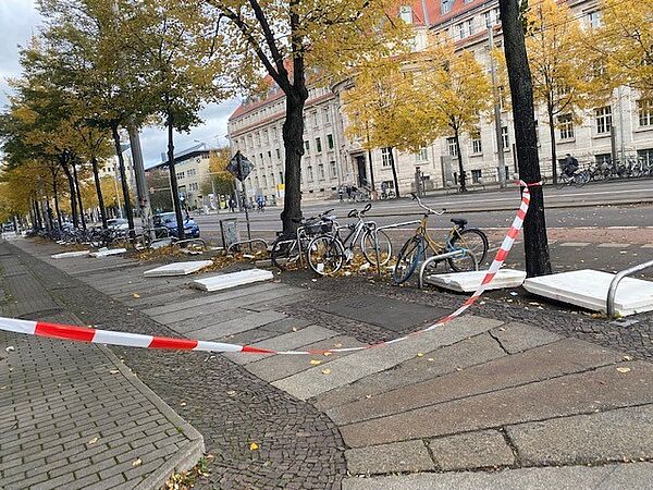 Herabgefallene Bauteile auf dem Fußweg vor dem Geutebrück-Bau