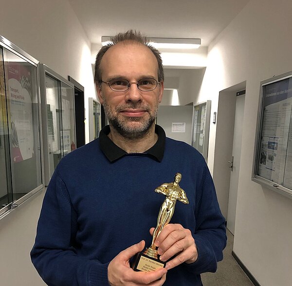 Prof. Karsten Weicker mit seinem Oscar. (Foto: HTWK Leipzig) Prof. Karsten Weicker mit seinem Oscar. (Foto: HTWK Leipzig)