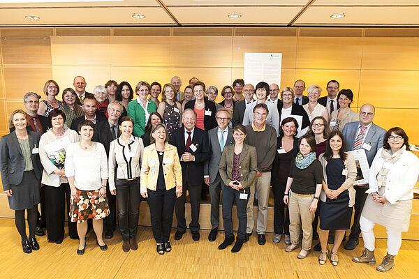 Es ist ein Gruppenfoto mit circa 40 Personen zu sehen. Dieses wurde am Tag der Unterzeichnung der Charta gemacht.