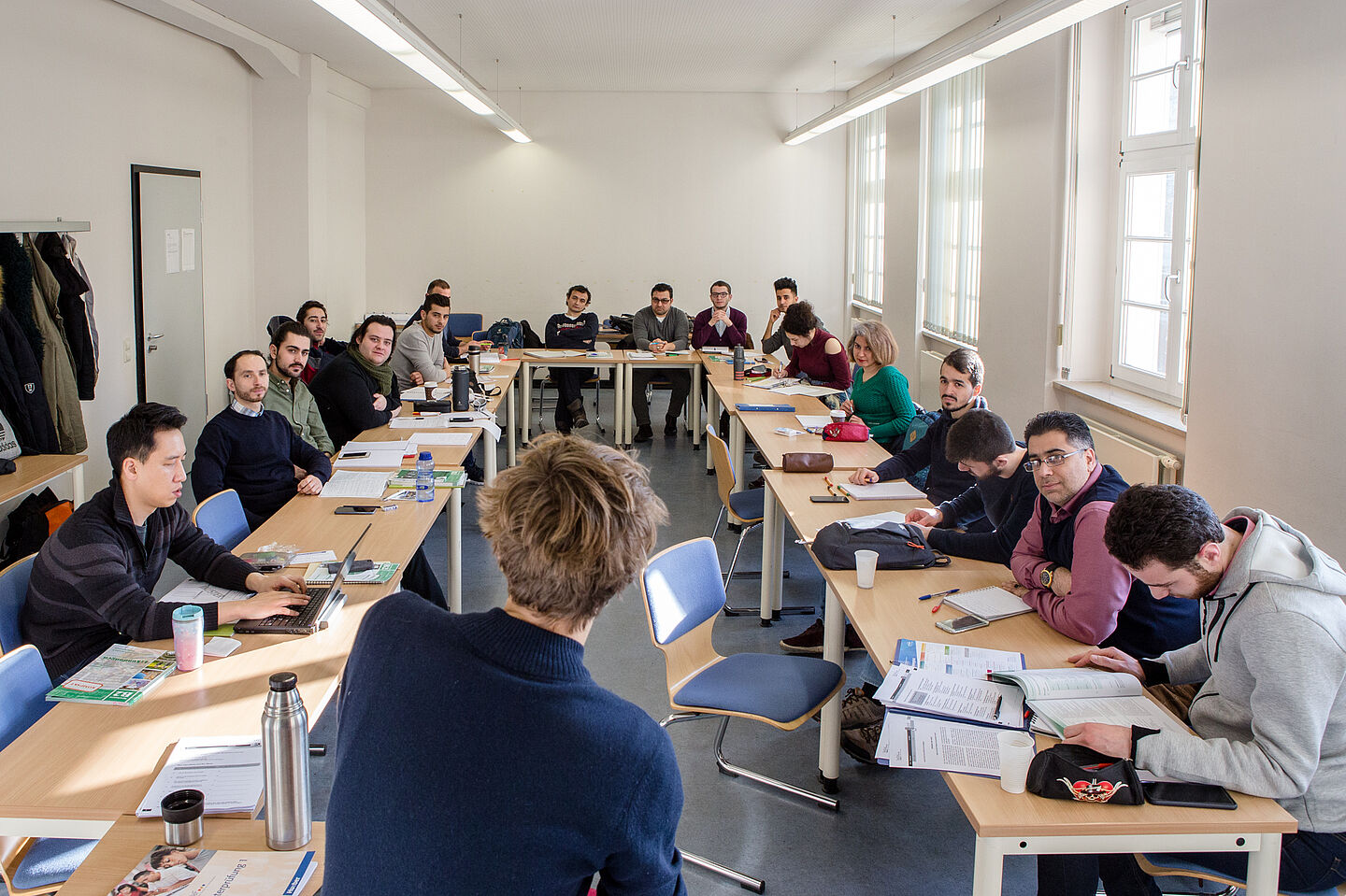 Sie sind ganz Ohr: Der Sprachkurs für ausländische Studieninteressierte ist gut besucht.