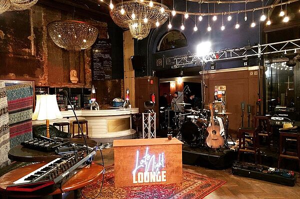 Die Kulisse der Late Night Lounge: zu sehen sind die Instrumente der Band, der Moderationstisch, die Bar