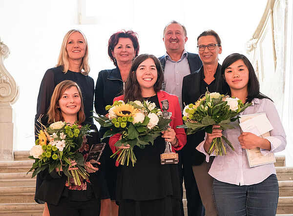 Preisträgerinnen und Jury (v.oben l. nach unten r.): Gabriele Stahl (Odgers Berndtson), Viola Klein und Andreas Mönch (Vorstände Saxonia Systems AG), Prof. Gesine Grande (Rektorin HTWK Leipzig), Vicky Eleser, Daniela Schmitt und Minh Pham. (Foto: Saxonia Systems AG)