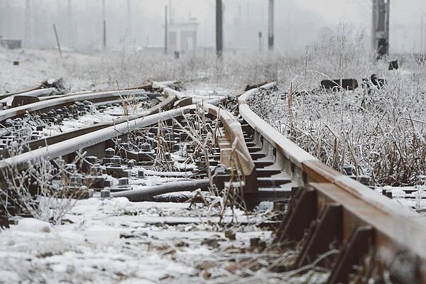 Bahngleise und Weichen im Schnee.