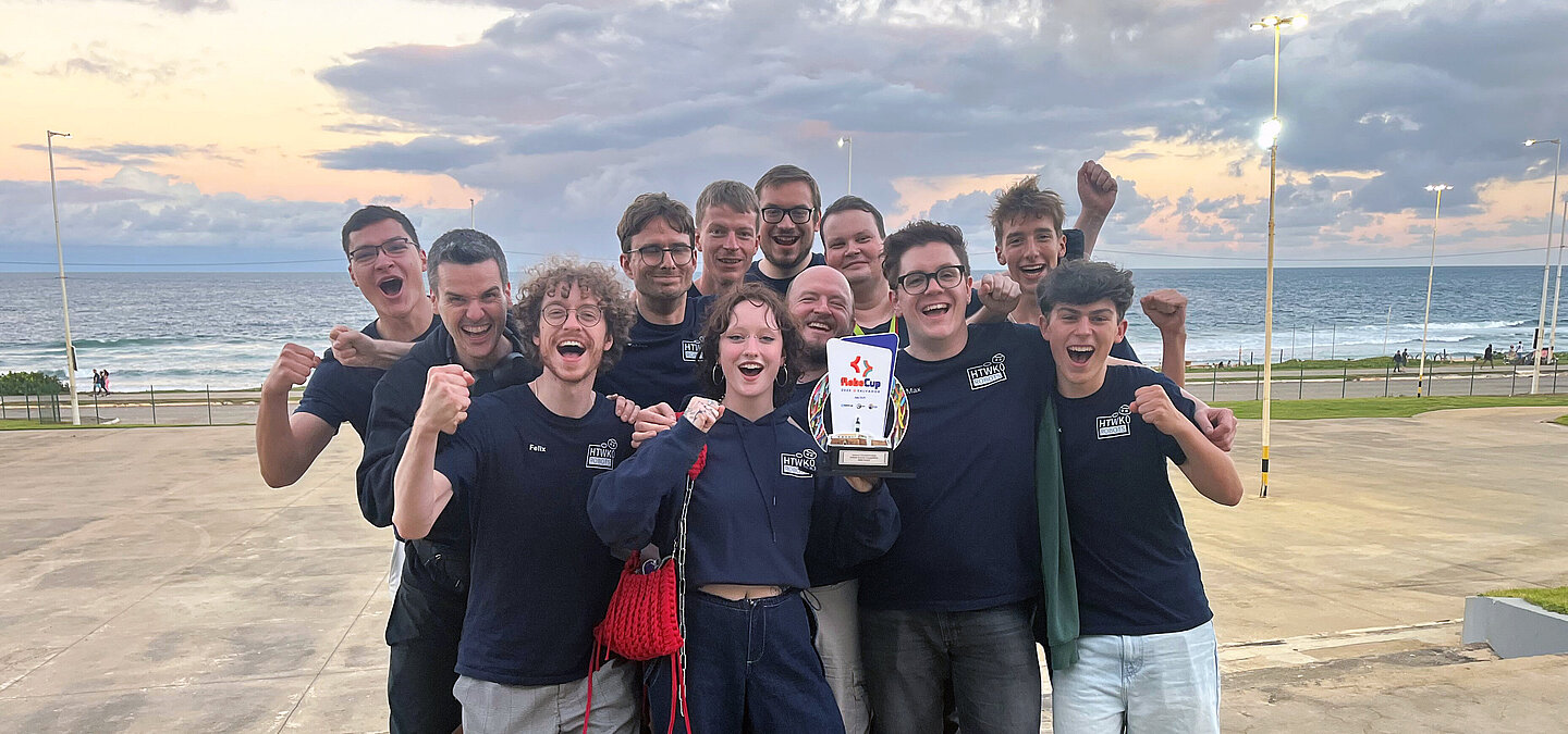 Weltmeister Die Informatiker der HTWK Leipzig am Strand von Salvador mit dem Pokal in der Hand