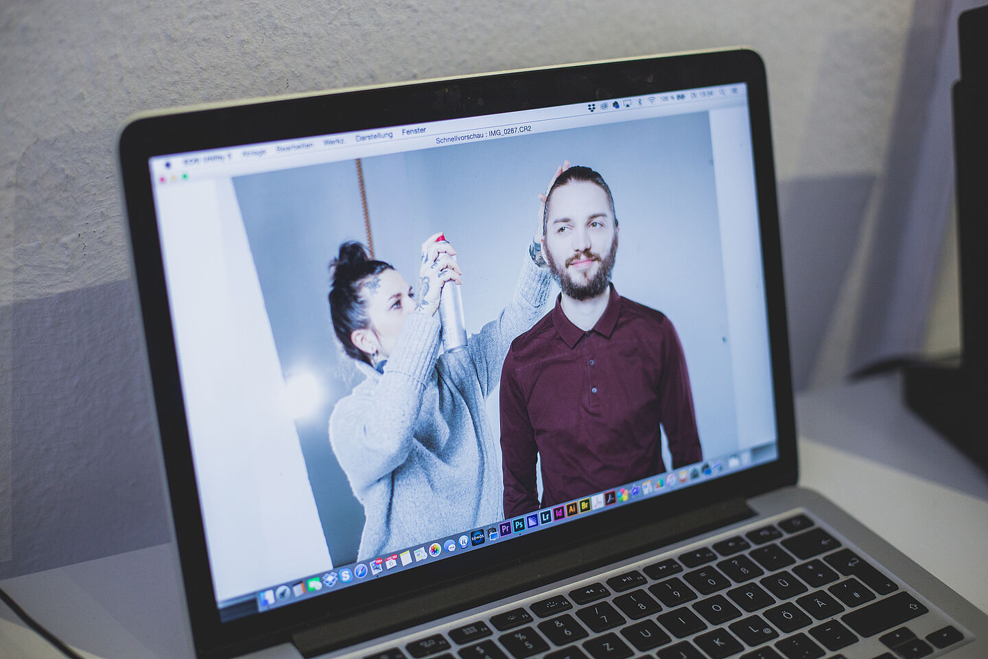 Nahaufname eines Laptops, auf dem ein Sawin-Bild aus dem Shooting als Vorschaudatei angezeigt wird.