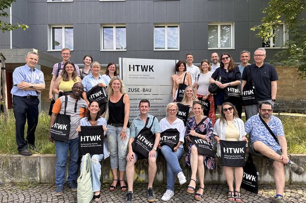 Alumni vor der Fakultät WW