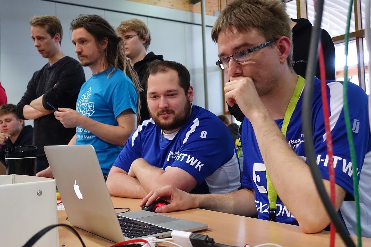 Nao-Team HTWK Mitglieder mit Laptop