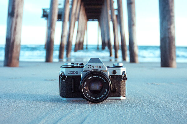 Kamera liegt am Strand