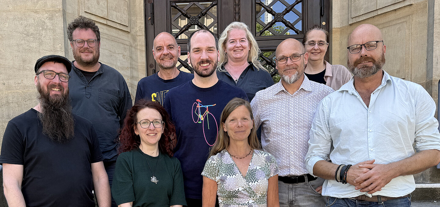 Gruppenfoto des Personalrats Gruppenfoto des Personalrats vom 27.5.2026 auf der Treppe vor dem Gutenberg-Bau