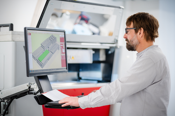 3D-Konstruktion mit neuester Technik Prof. Dr. Ingo Reinhold arbeitet in einem Labor an einem Rechner, auf dessen Bildschirm ein CAD-Modell abgebildet ist.