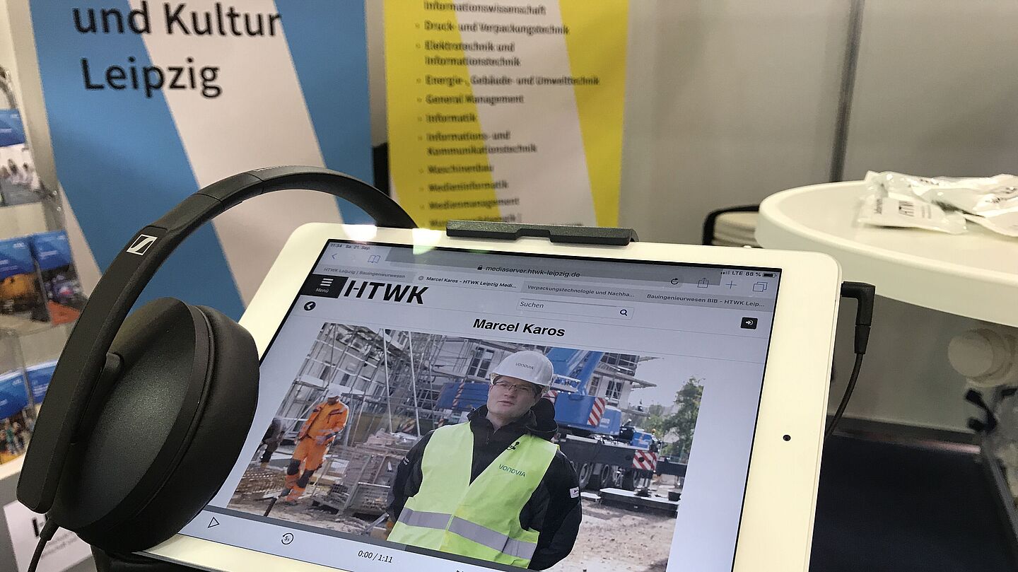 Messestand mit Tablet und Kopfhörer