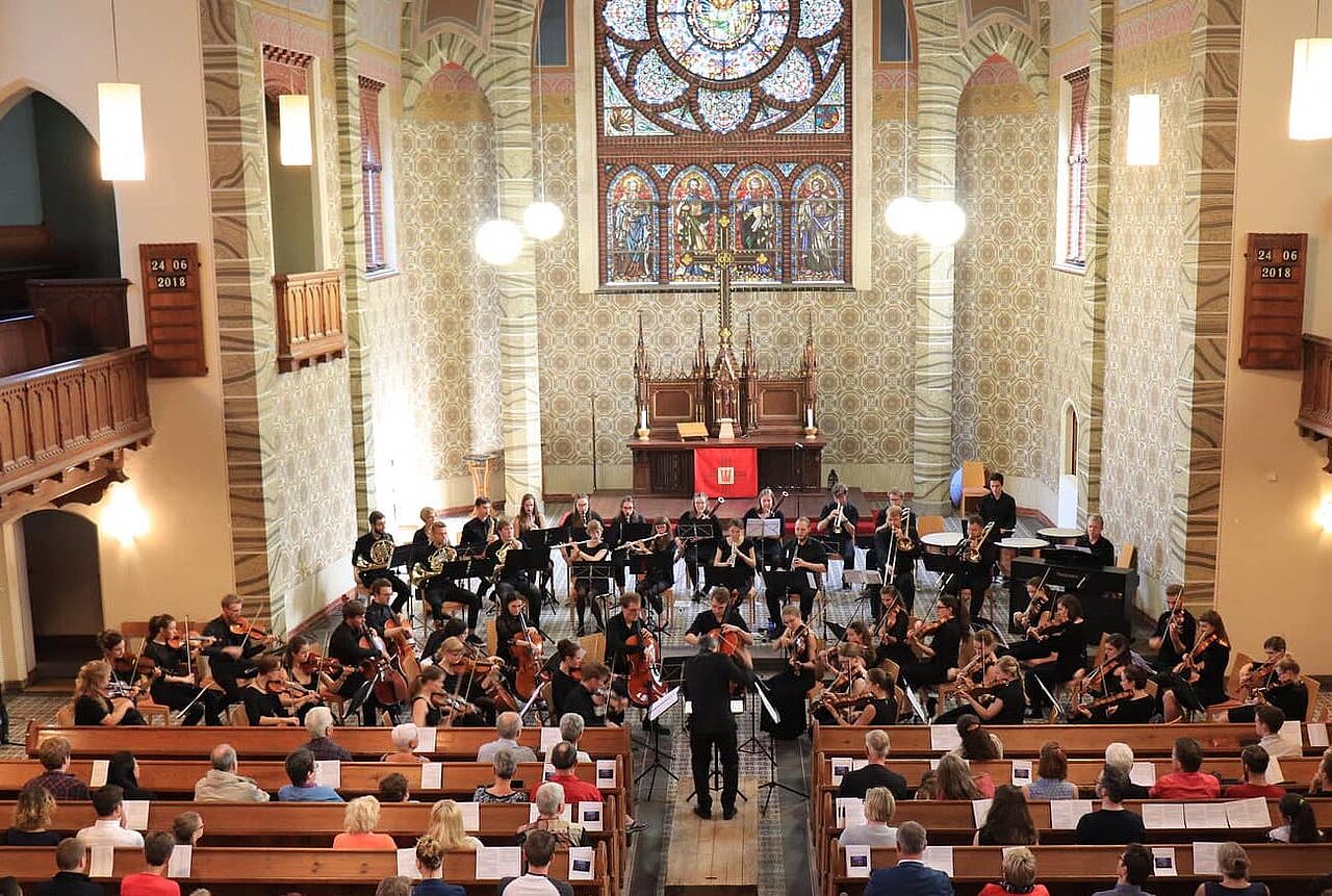 Das HTWK Orchester Leipzig beim Sommerkonzert 2018 in der Sankt Lukaskirche.