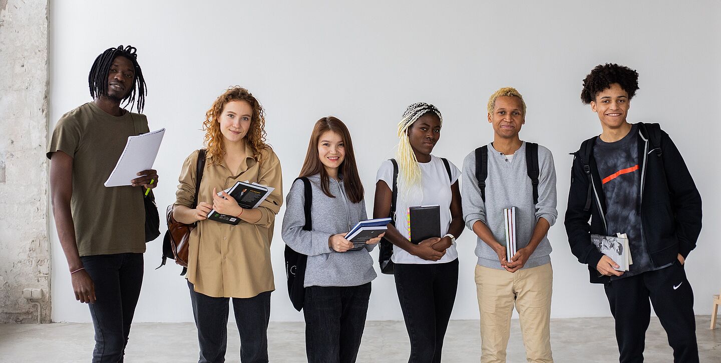 Foto mit sechs jungen Menschen unterschiedlicher Größe und Hautfarbe