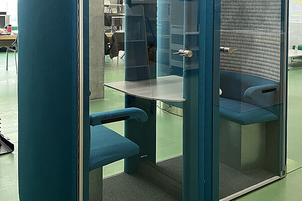 Meeting-Box Auf dem Bild ist eine "Meeting-Box" genannte, schallgedämmte Kabine im Erdgeschoss der Bibliothek zu sehen.