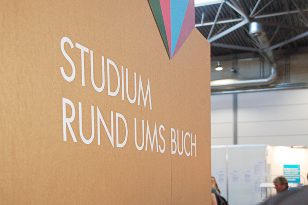 Nahaufnahme des auf Pappwänden aufgeklebten Buchmesse-Titels „Studium rund ums Buch“
