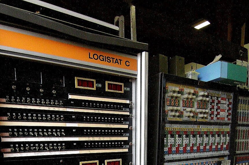 Automatikmuseum (Foto: Dieter Lange) Fotografie von zwei technischen Geräten im Automatikmuseum der HTWK Leipzig.