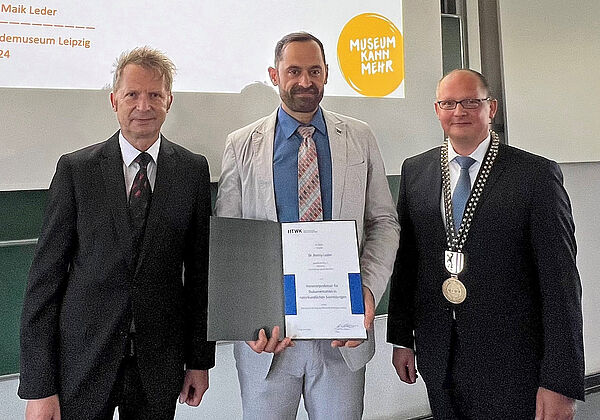 Prof. Mark Mietzner, Rektor und Prof. Uwe Kulisch, Dekan der Fakultät Informatik und Medien der HTWK Leipzig verleihen Naturkundemuseum-Direktor Dr. Ronny Maik Leder den Ehrentitel samt Urkunde