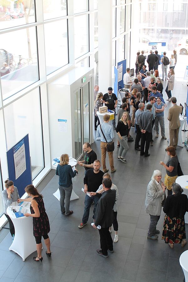 Im Foyer des Nieper-Baus stehen zahlreiche Teilnehmende der Veranstaltung „Lunch & Learn“