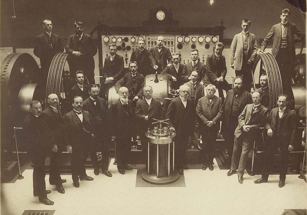 Lehrer und Schüler im Maschinensaal der Städtischen Gewerbeschule Leipzig um 1900