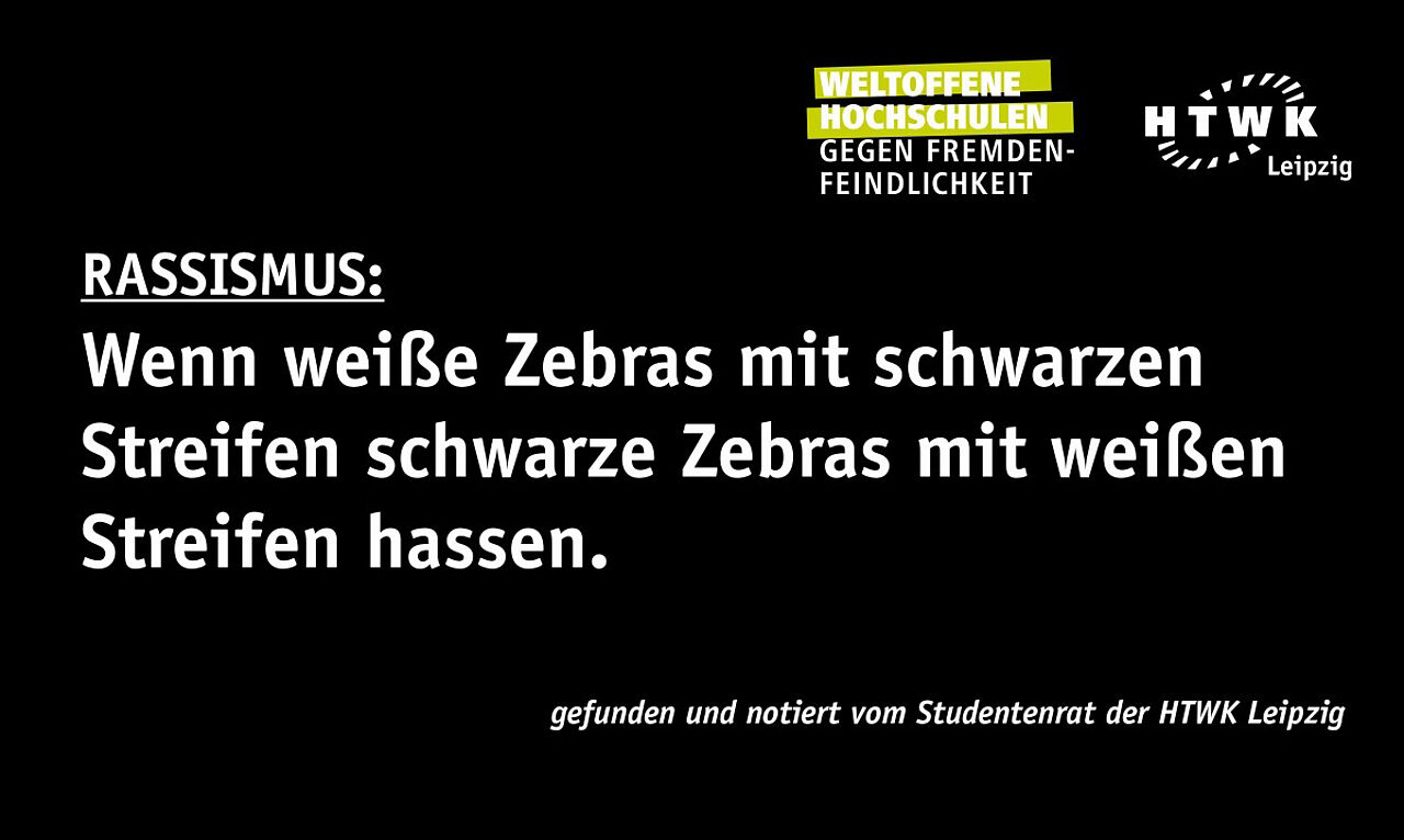 Schwarze Tafel mit der weißen Aufschrift: "Rassismus: Wenn weiße Zebras mit schwarzen Streifen schwarze Zebras mit weißen Streifen hassen", gefunden und notiert vom Studierendenrat der HTWK Leipzig