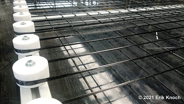 Detailsansicht einer Carbonbewehrung aus dem Carbonbetontechnikum der HTWK Leipzig (Foto/Abbildung: Erik Knoch/HTWK Leipzig)