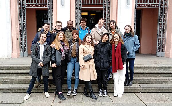 Gruppenbild internationaler Studierender vor HTWK Leipzig