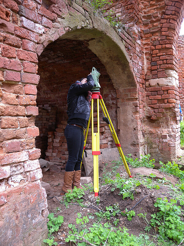 Bauaufnahme in der Fahrradkirche Zöbigker, Markkleeberg (Foto: HTWK Leipzig) Eine Studentin bei der Bauaufnahme in der Fahrradkirche Zöbigker am Cospudener See, Markkleeberg.