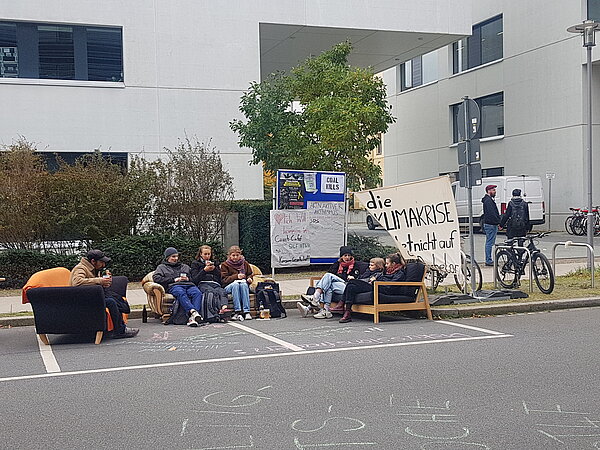 Couchcafe Leute sitzen auf Sofas auf Straße