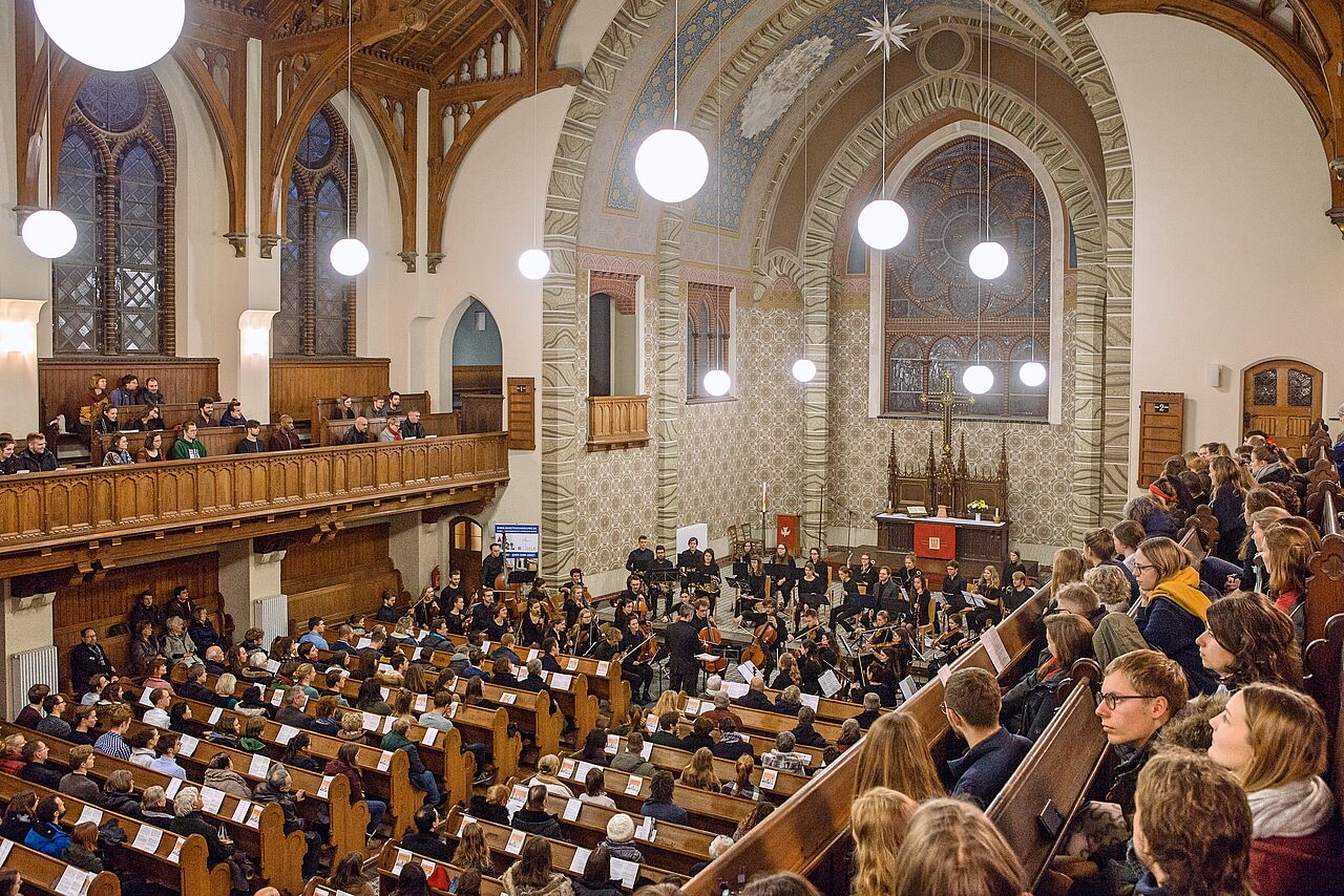 Das HTWK Orchester in der Lukaskirche. Ansicht von schräg oben.