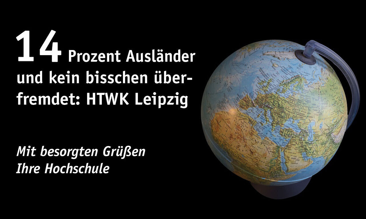 Schwarze Tafel mit der weißen Aufschrift: "14 Prozent Ausländer und kein bisschen überfremdet: HTWK Leipzig. Mit besorgten Grüßen Ihre Hochschule"