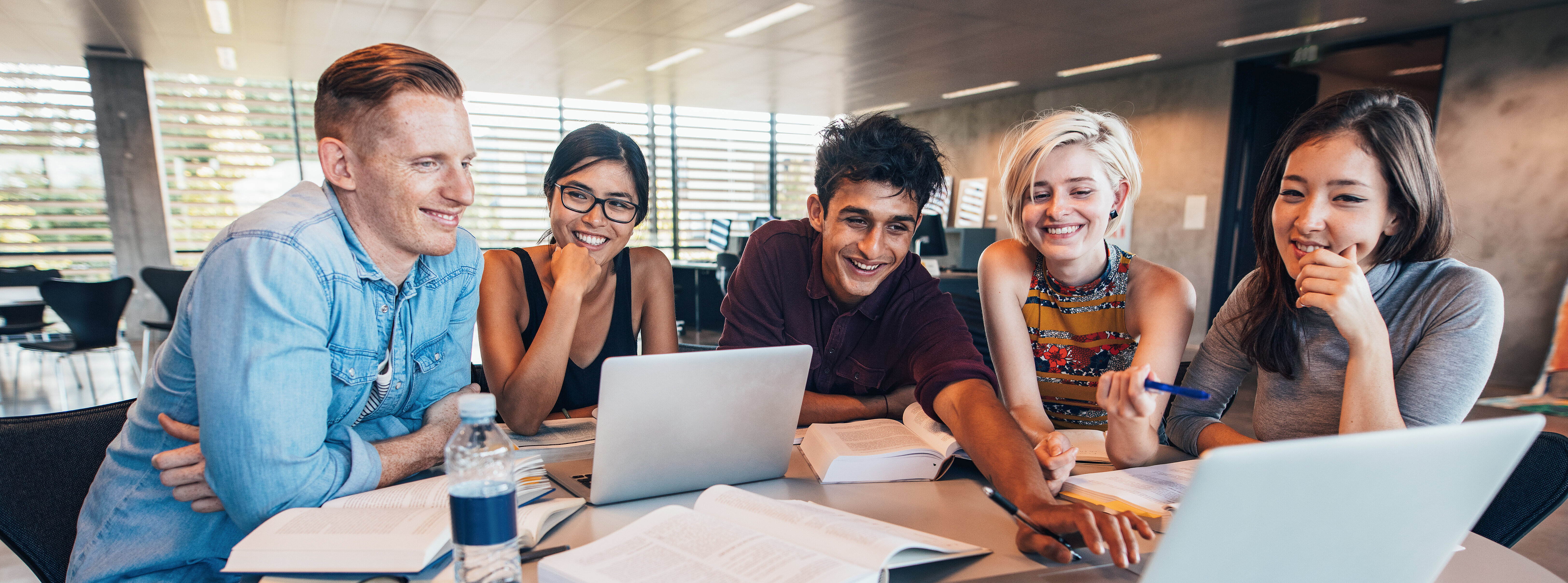 International Management Bachelor Internationale Studierende am Laptop bei einer Gruppenarbeit