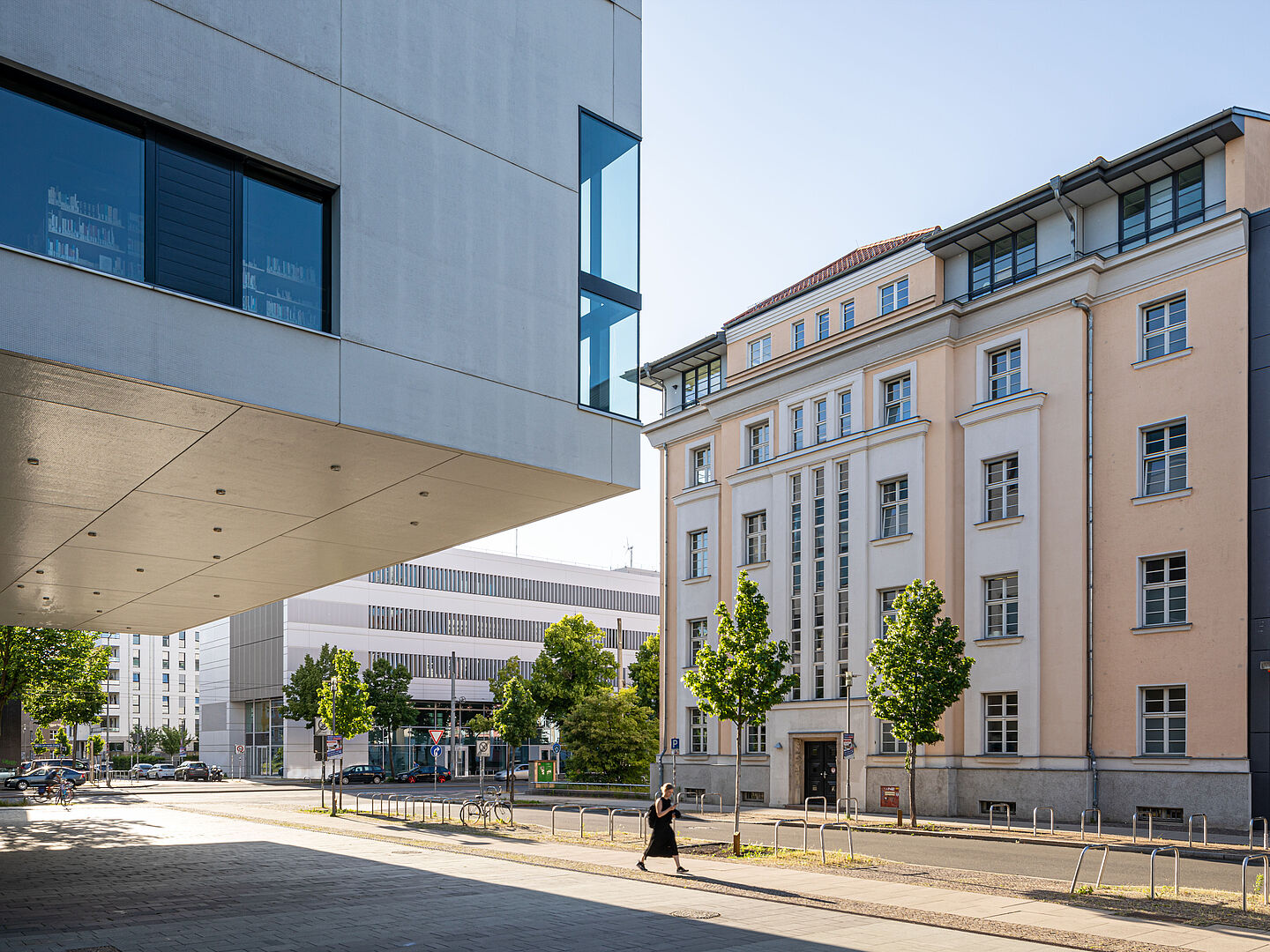 Drei Gebäude an Straßenecke (Hochschulbibliothek, Nieper-Bau und Lipsius-Bau der HTWK Leipzig (v.l.n.r.) an der Karl-Liebknecht-Straße im Süden von Leipzig.)