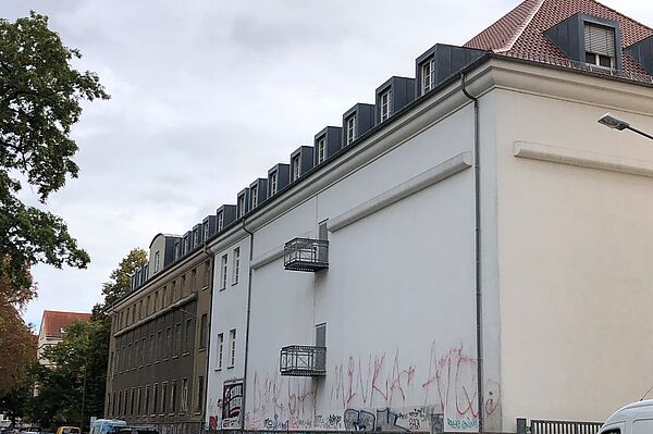 großes weißes Gebäude mit Graffiti