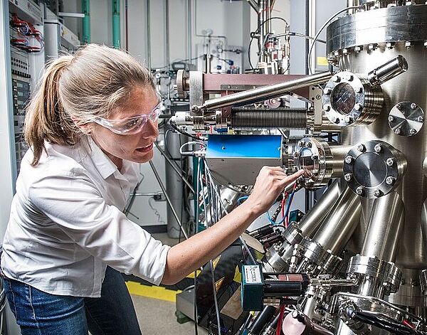 Eine Wissenschaftlerin nutzt ein Halbleitermolekularstrahlenepitaxensystem.