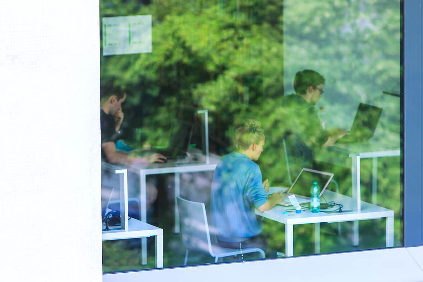 Blick von außen durch eine Glasscheibe in die Bibliothek