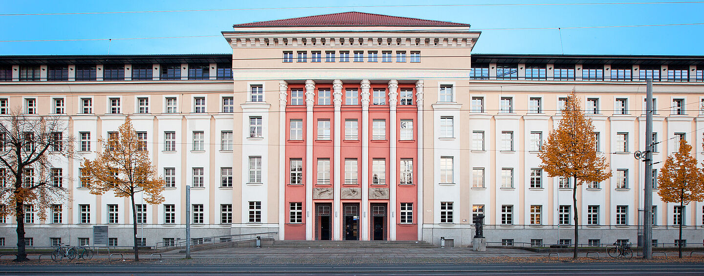 Frontalaufnahme des Lipsius-Baus in der Karl-Liebknecht-Straße