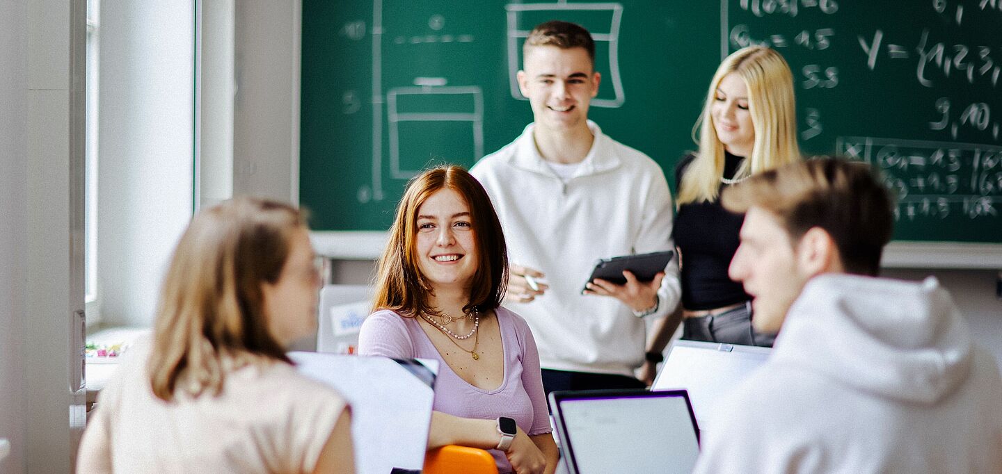 Studieninteressierte in einem Seminarraum