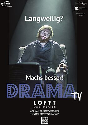 Plakat von DramaTV, auf dem ein bärtiger Mann im Scheinwerferlicht vor einem Fernseher sitzt