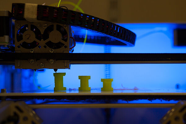 Detailansicht einzelner Bauteile im 3D-Drucker.
