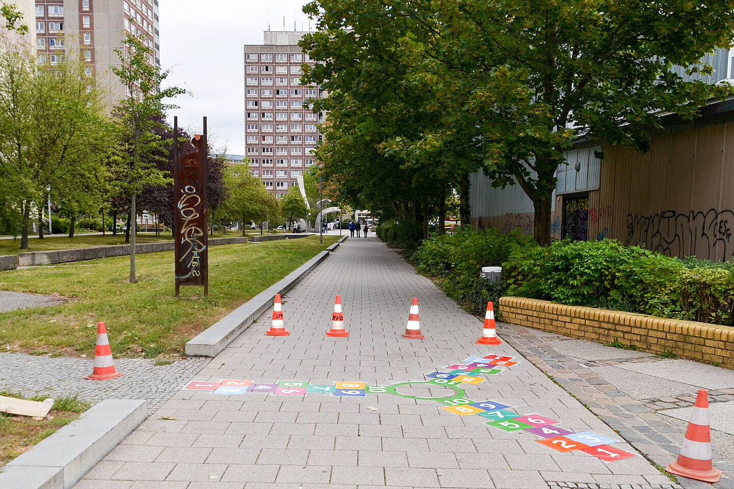 Eine der vielfältigen Aktionen von „Grünau bewegt sich“: Bunt markierte Wege sorgen für mehr Spielgelegenheiten im Alltag.