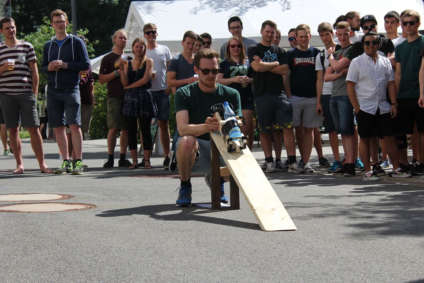 Frontalaufnahme von Studierenden beim Fakultätsfest.