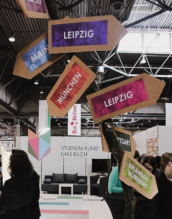 Blick in Messestand, viele Schilder mit Schrift