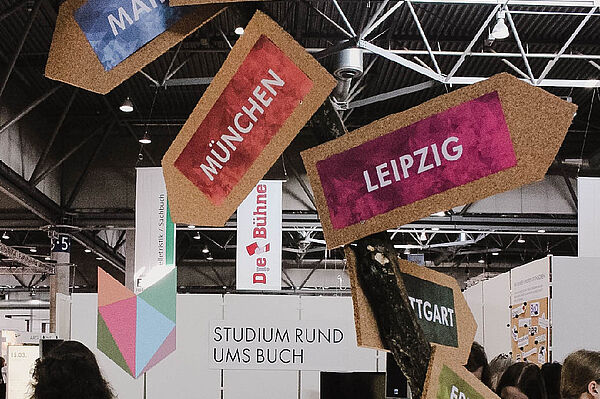 Blick in Messestand, viele Schilder mit Schrift