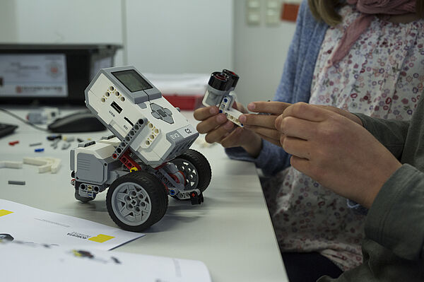 Während der Ferienhochschule wird im Projekt Roberta - der Lego Roboter als Bausatz von Schülerinnen und Schülern gebaut & programmiert 