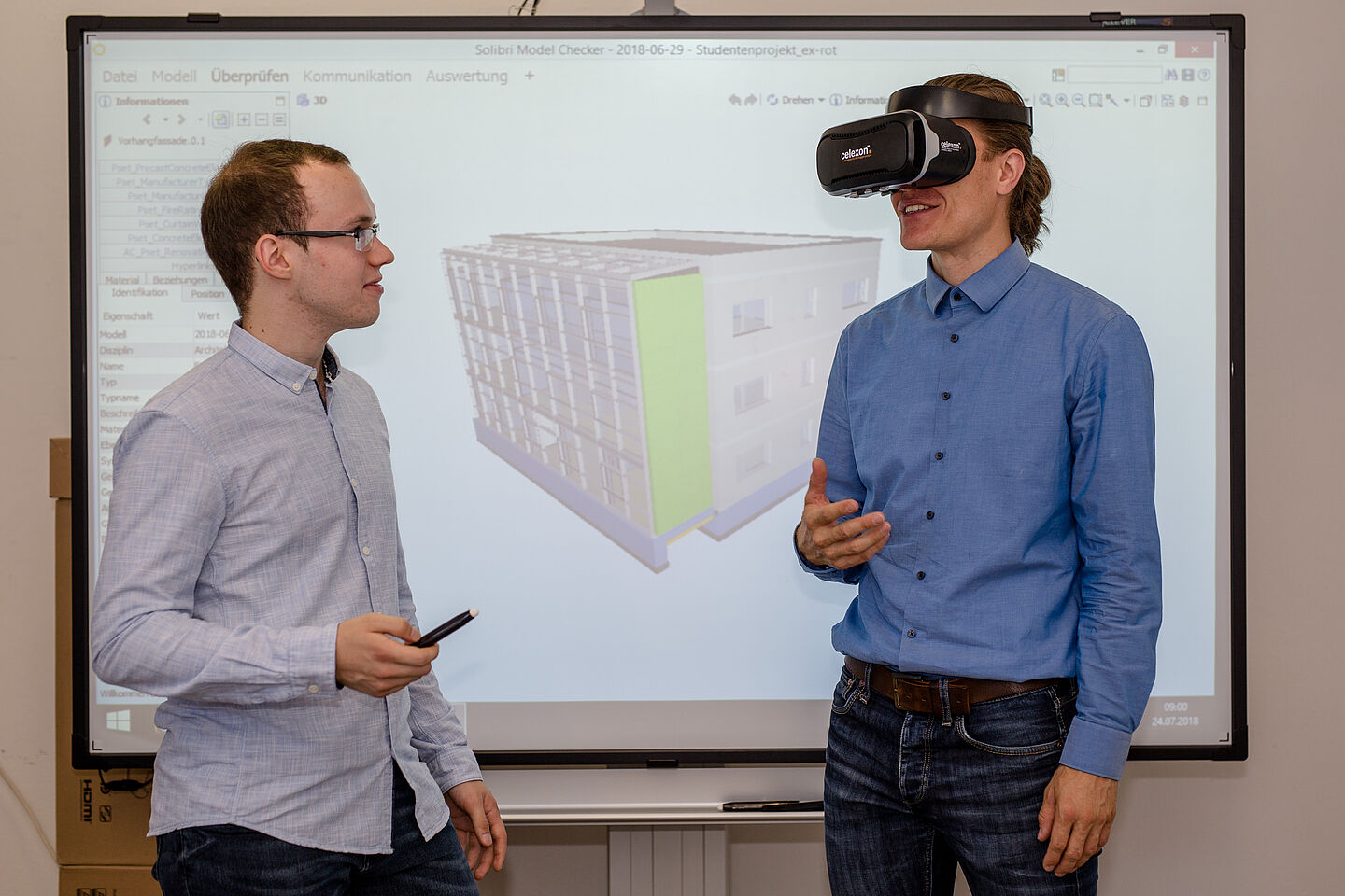 Digitalisierung im Bauwesen: Nachwuchsforscher Tom Radisch (links) und Christian Irmscher, Mitarbeiter für die BIM-Implementierung in der Fakultät Bauwesen, werden untersuchen, wie kleinen Betrieben der Umstieg auf die digitale Planungsmethode BIM gelingen kann. (Robert Weinhold/HTWK Leipzig)