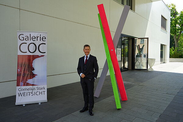 Schauspieler Udo Schenk vor der fiktiven Galerie, dem HTWK-Medienzentrum (Foto: HTWK Leipzig)
