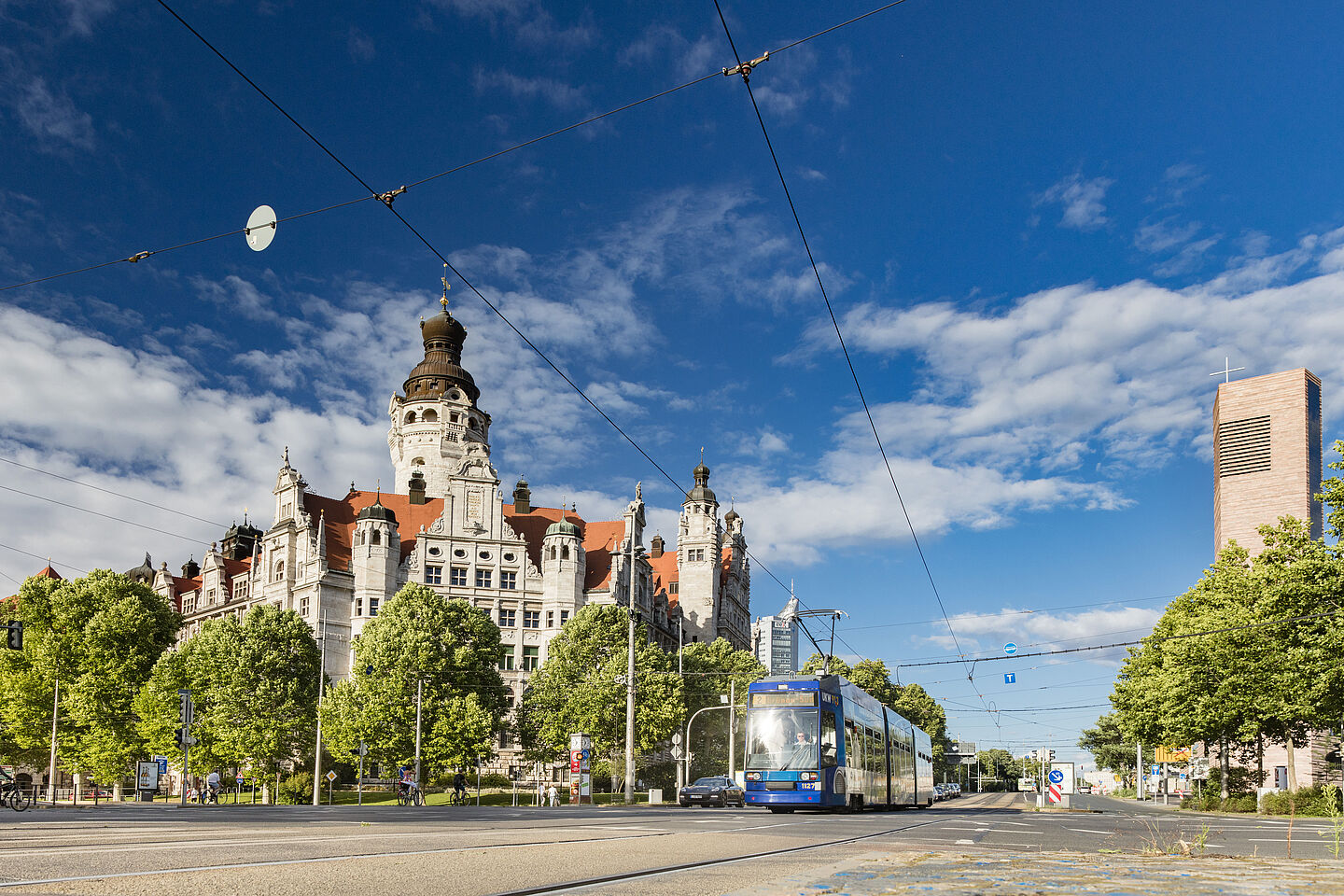 Eine Tram fährt in Leipzig am neuen Rathaus entlang.