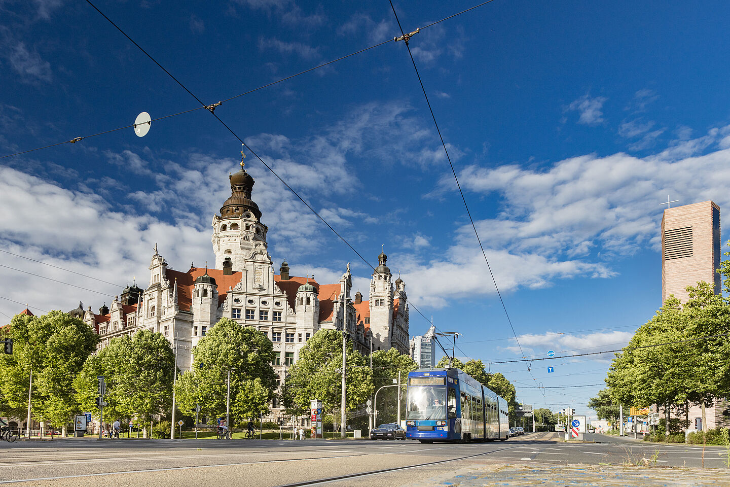 Eine Tram fährt in Leipzig am neuen Rathaus entlang.