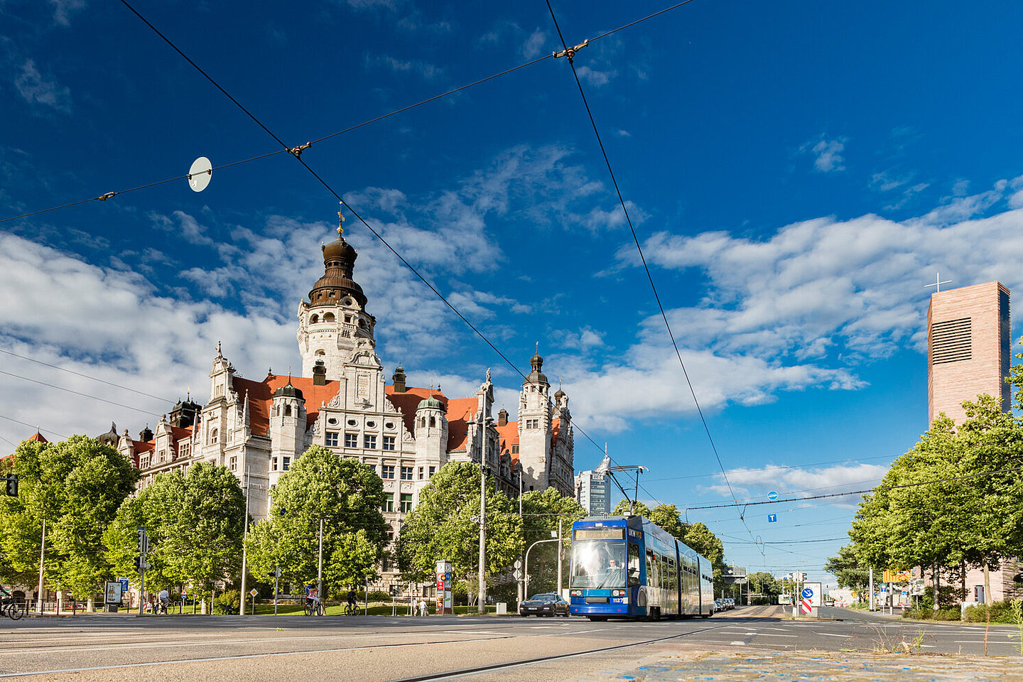 Leipzig zählt zu den lebenswertesten Städte in Deutschland Eine Tram fährt in Leipzig am neuen Rathaus entlang.